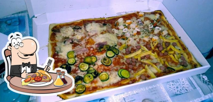 Pizza rettangolare grande con condimenti assortiti in una scatola da asporto, accanto a uno chef dei cartoni animati che tiene in mano una fetta