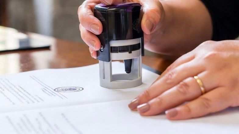 Firma y sello de documentos legales para una compra inmobiliaria en México