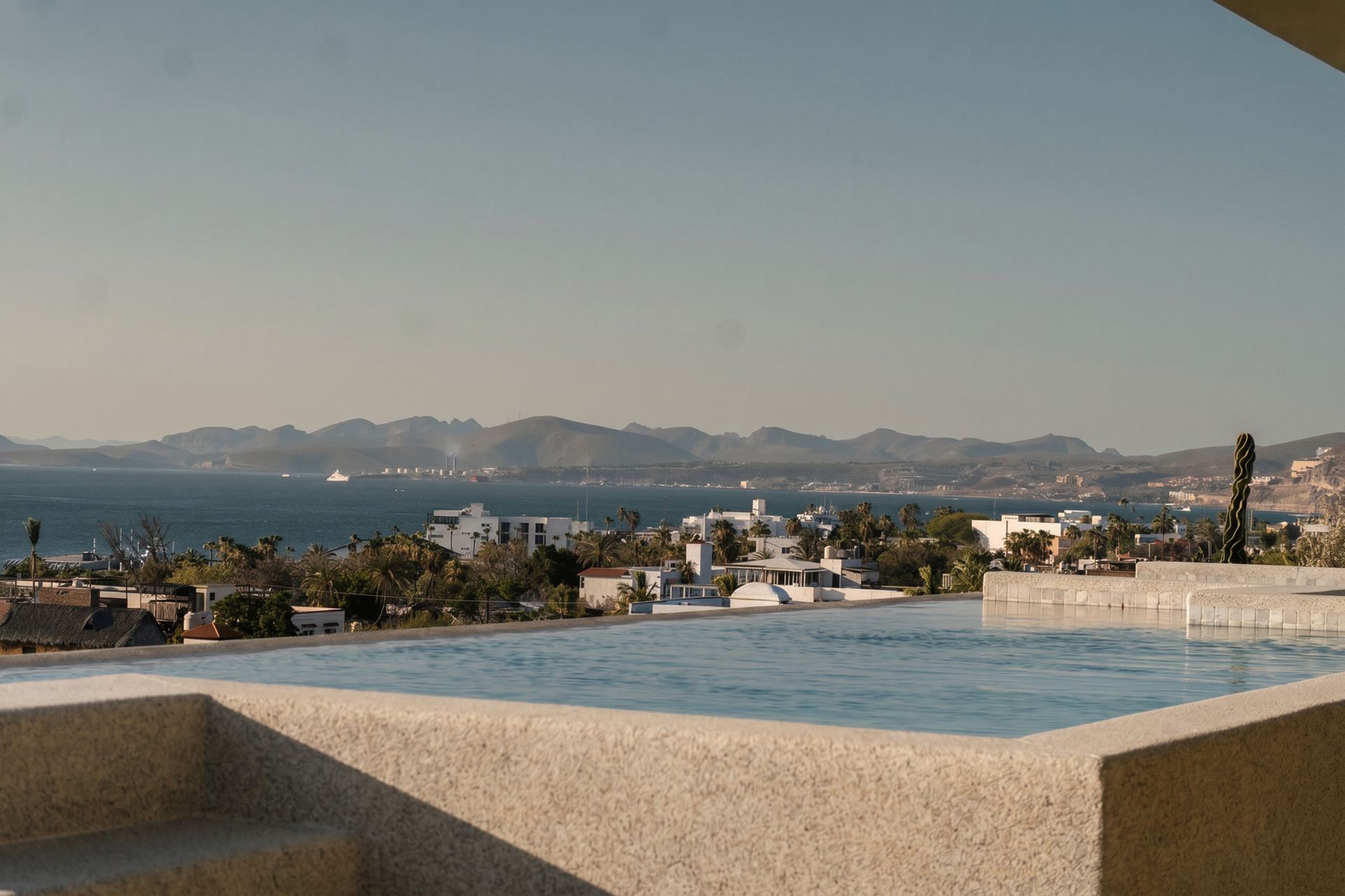 Alberca rooftop con vista panorámica de La Paz en SANCTA Residences