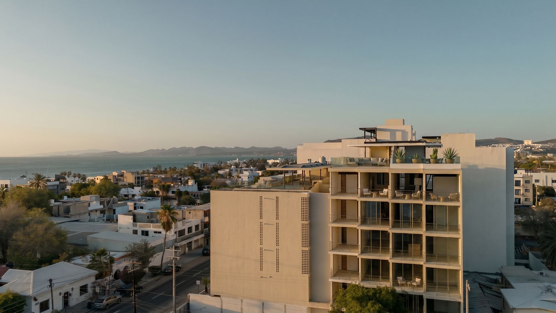 Exterior de SANCTA Residences en el centro de La Paz, Baja California Sur