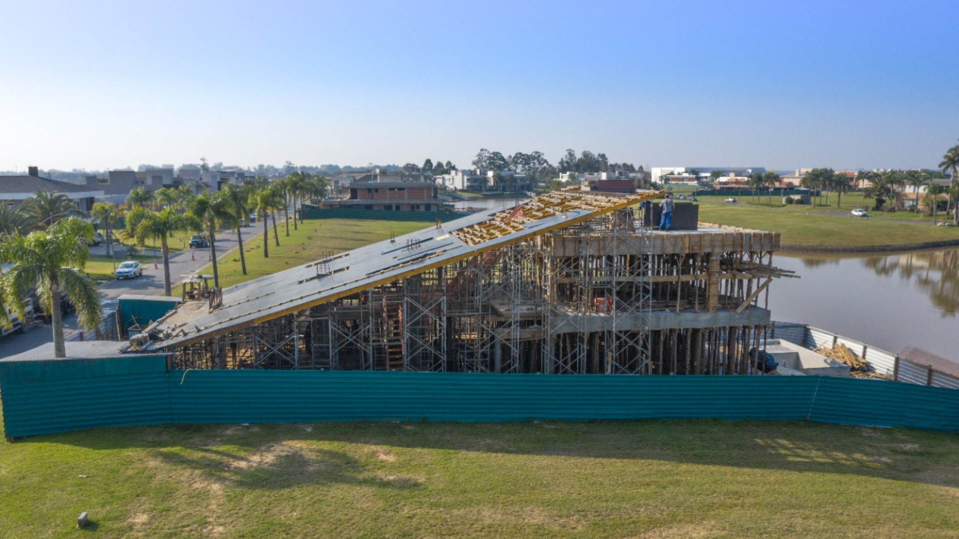 Uma vista aérea de um prédio em construção próximo a um corpo d'água.