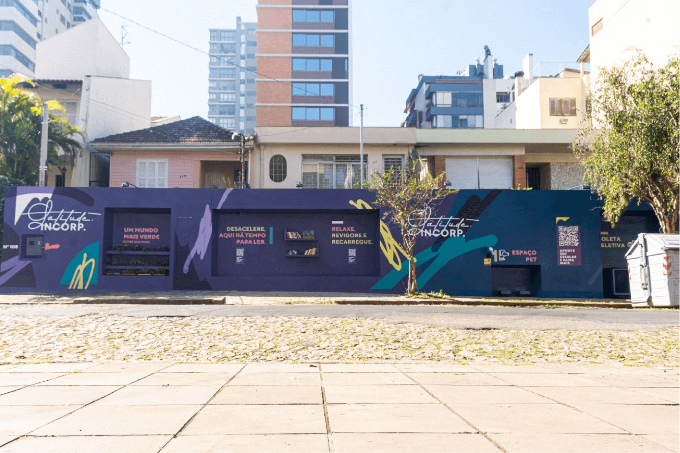 Uma parede roxa com graffiti na frente de um prédio