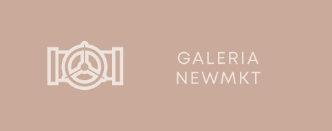 Um logotipo para a galeria newmkt em um fundo rosa.