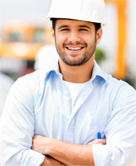 Um homem usando um capacete está sorrindo com os braços cruzados
