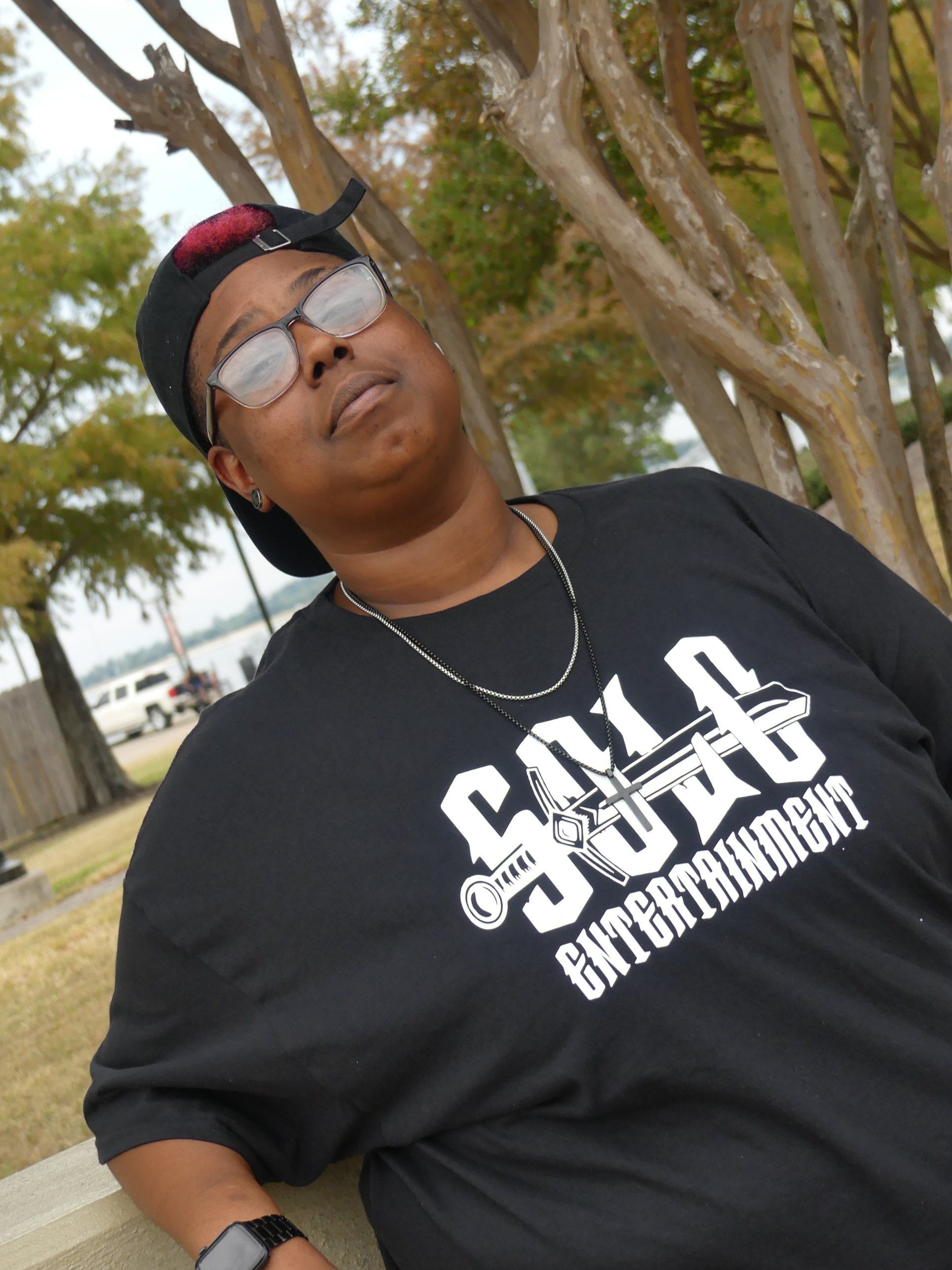 A woman wearing a black shirt that says solo entertainment