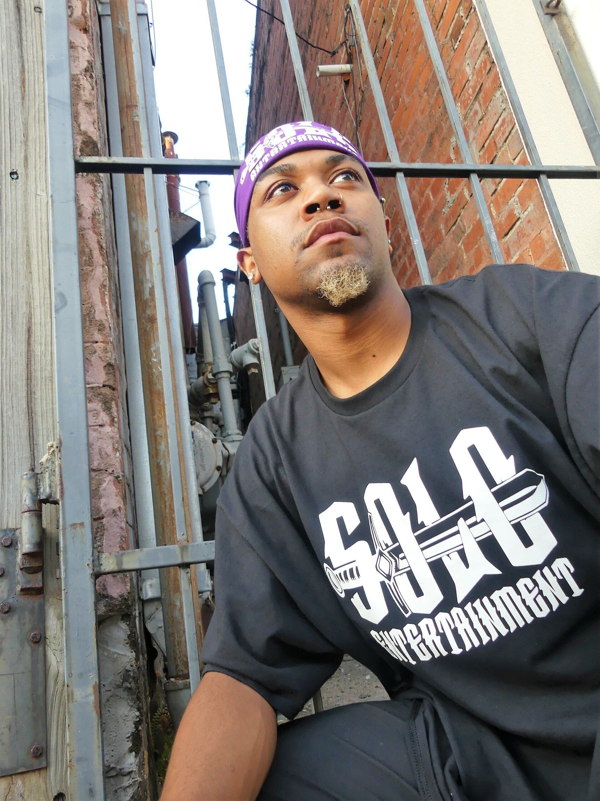 A man wearing a solo entertainment t-shirt
