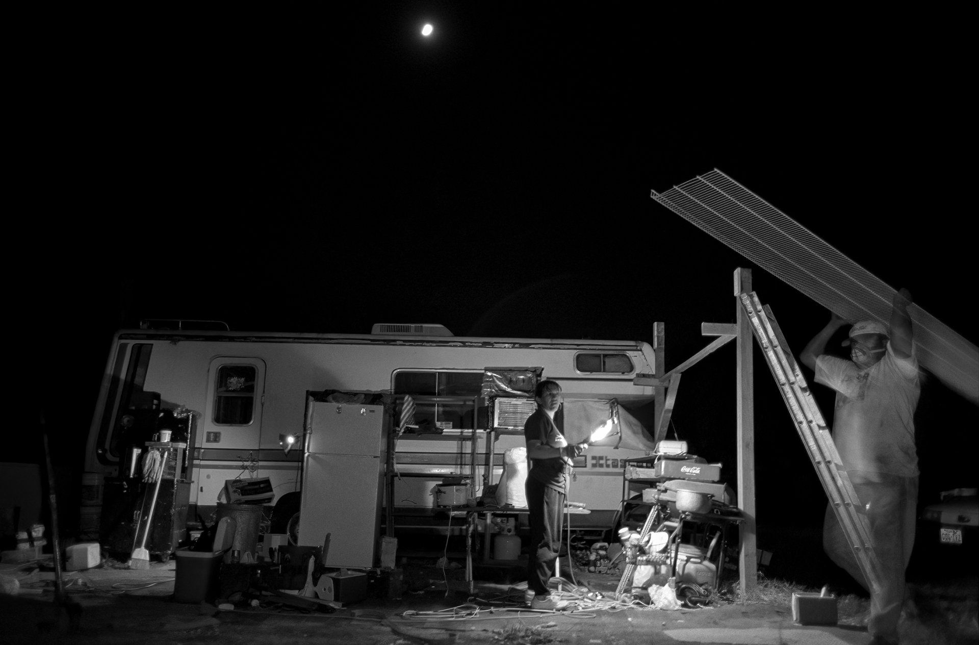 As the eviction deadline looms, Ismael finds work in Dallas, Texas. The couple quickly finishes breaking down and packing their home.
