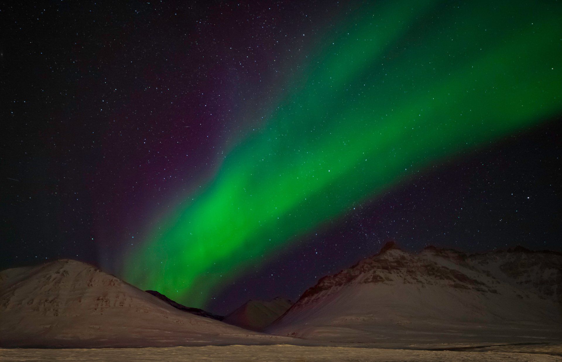  The aurora fills the night sky above Anaktuvuk Pass, Alaska. 