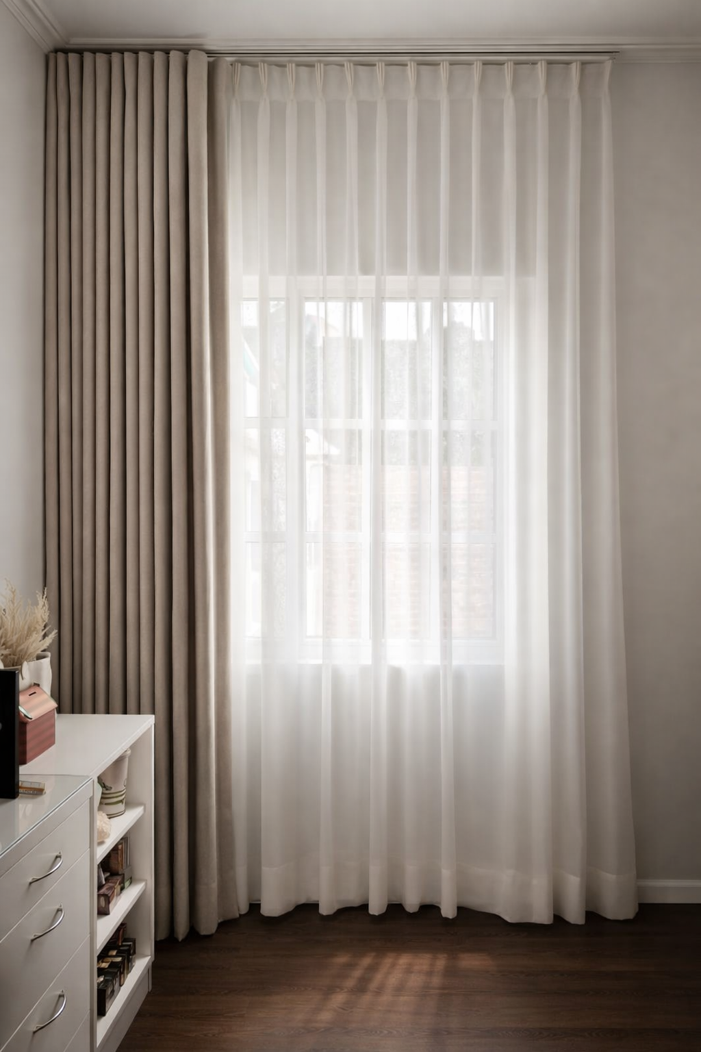 Cortinas de alta costura blackout confeccionadas a medida para recamara moderna con ventanales amplios