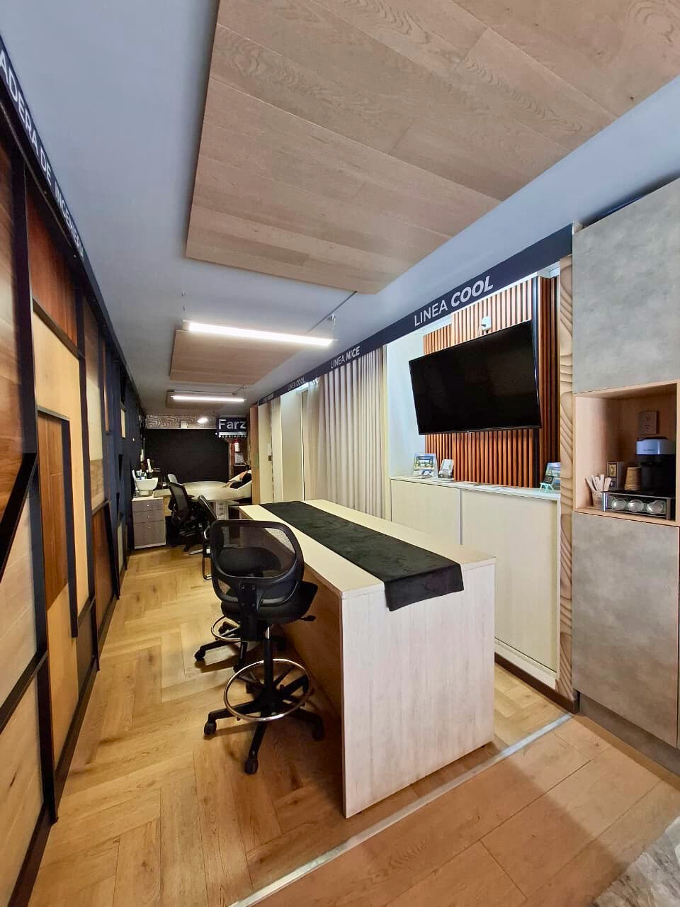 Conoce materiales, acabados y soluciones premium en un espacio diseñado para inspirar cada proyecto.