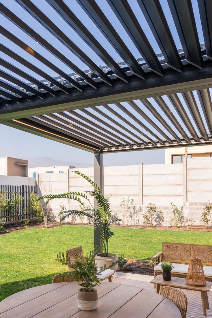 Diseñadas para integrar protección, confort y estética en terrazas, jardines y espacios al aire libre.