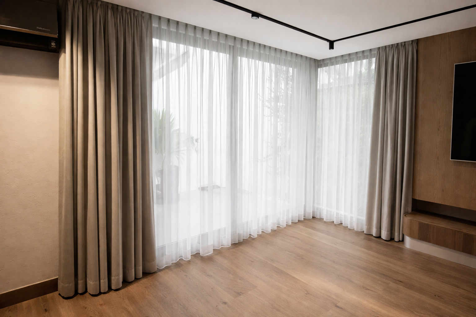 Cortinas de alta costura para ventanales de esquina con telas premium y diseño de interiores contemporáneo