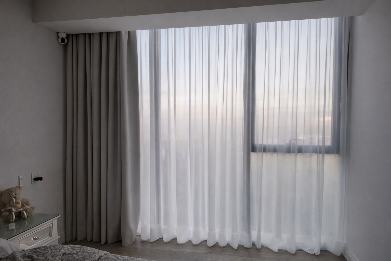 Cortinas de alta costura con tejido traslúcido para controlar la luz natural y brindar privacidad con elegancia