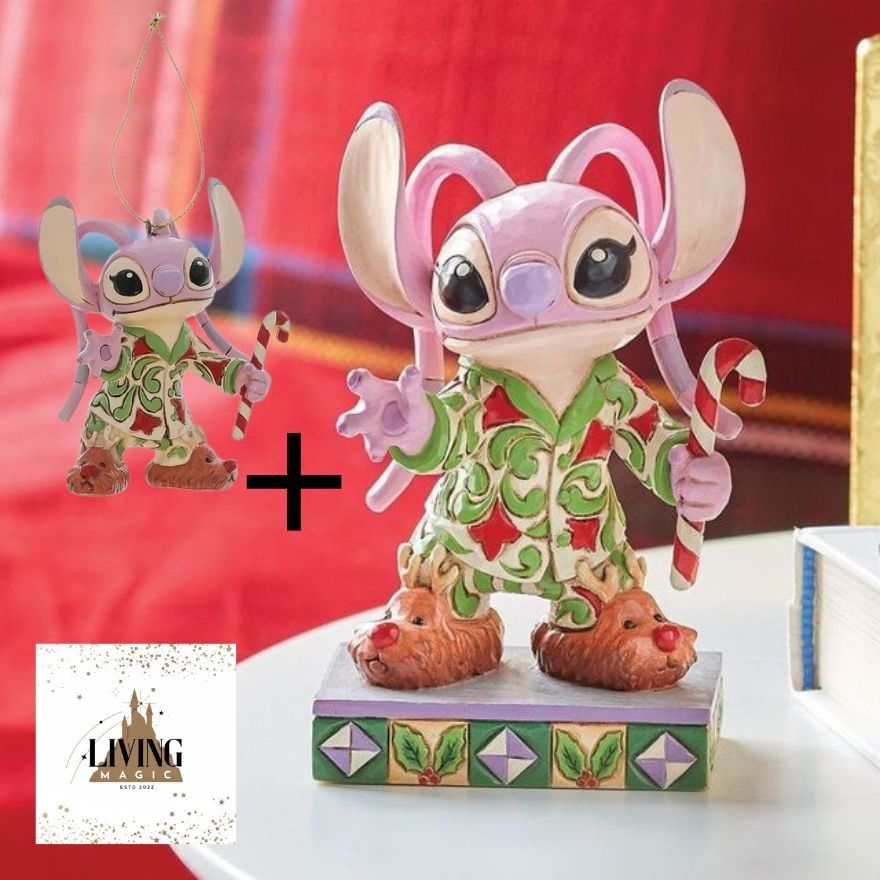 Twee kerstengeltjes. Het ene is een kerstornament, het andere staat op een voetstuk, draagt ​​een pyjama en houdt een zuurstok vast.