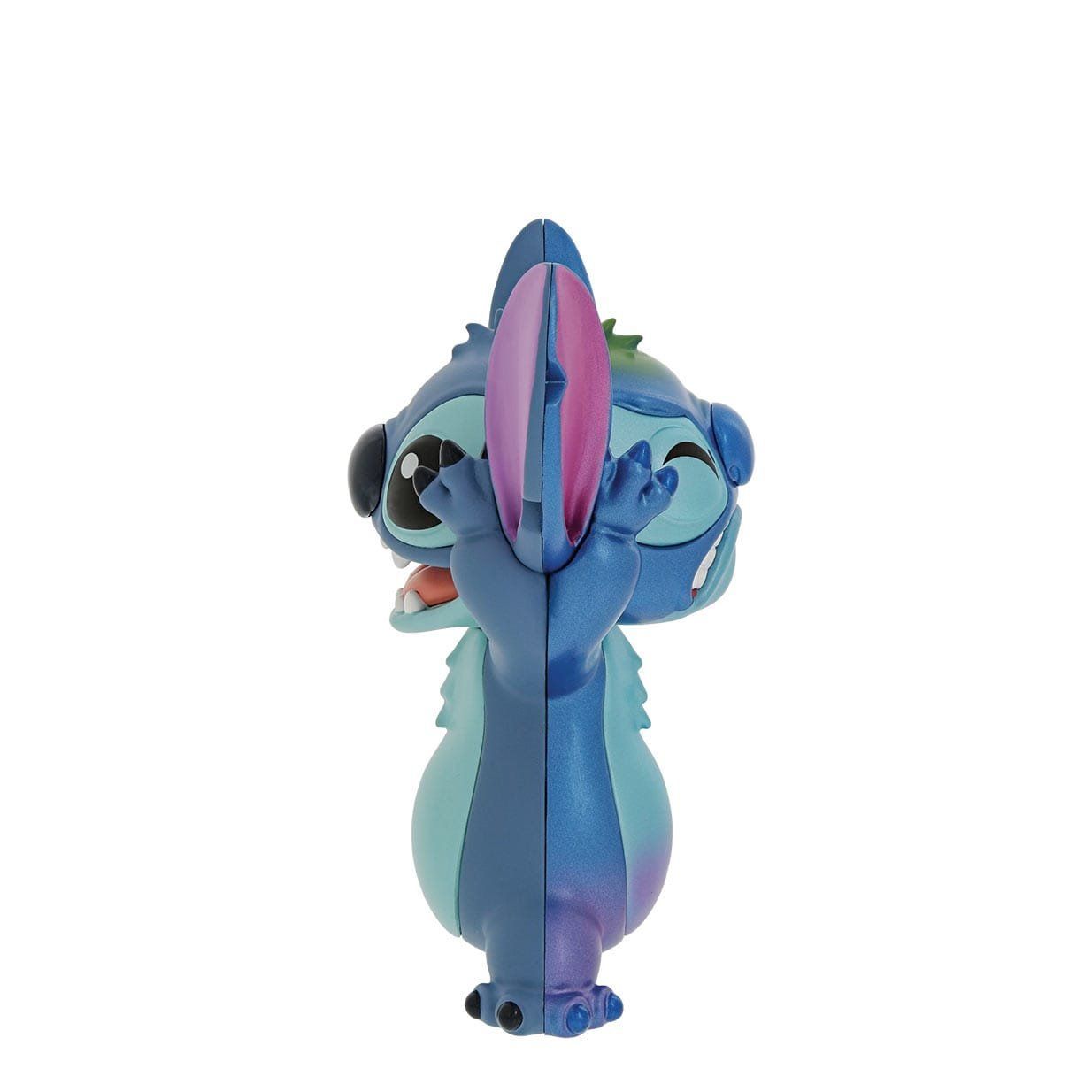 Figuurtje van Stitch met opgeheven handen en een lachend gezicht, in blauwe en paarse tinten, op een witte achtergrond.