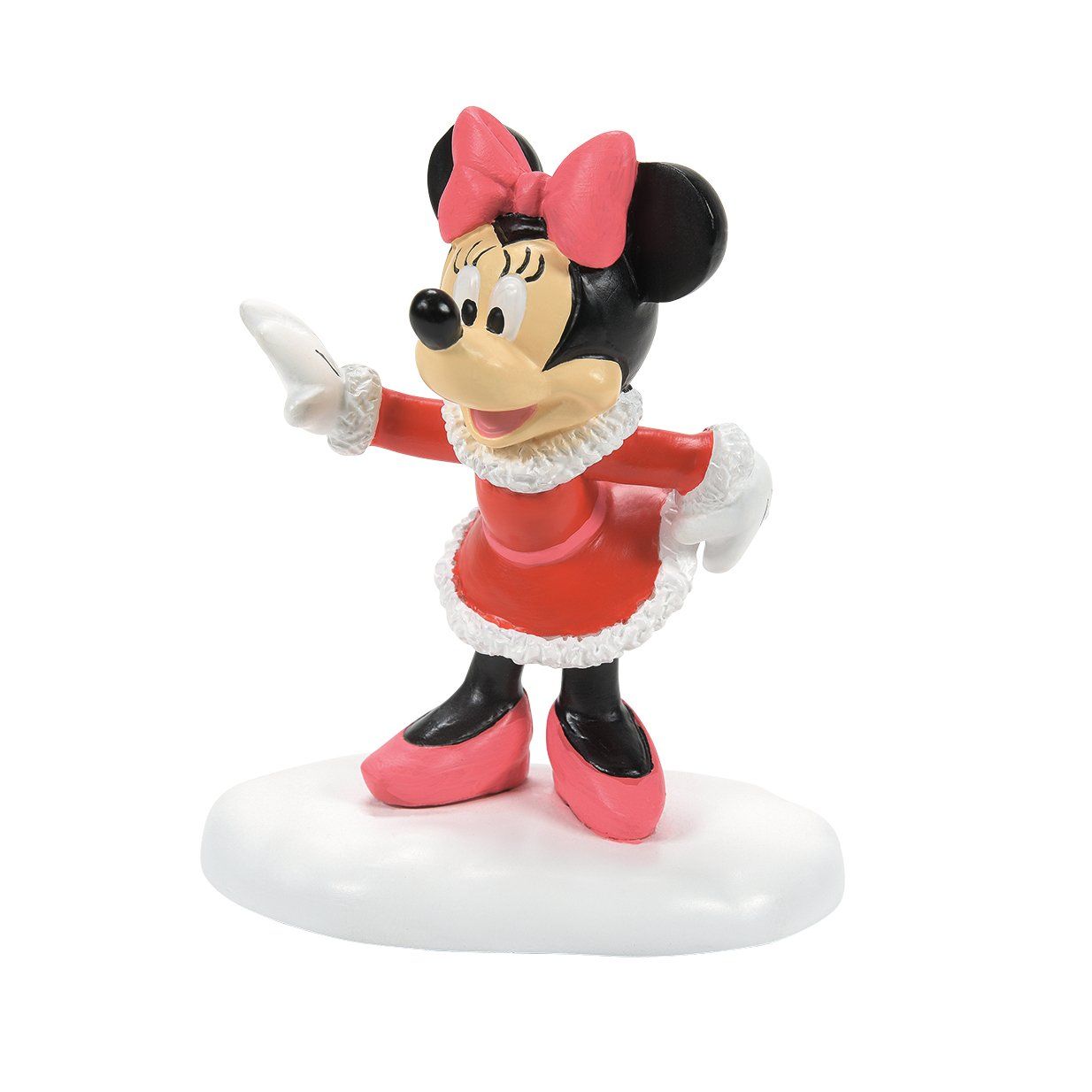 Een kerstfiguurtje van Minnie Mouse in een rode jurk met strik, staand in de sneeuw, met haar arm omhoog.