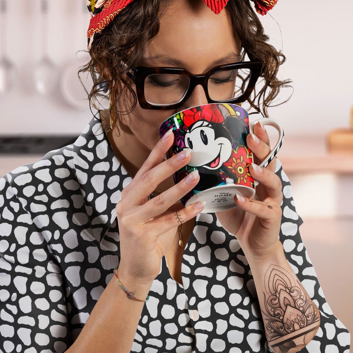 Mok met Minnie Mouse-motief en bloemenprint.