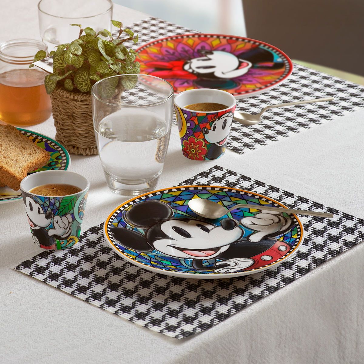 Zes kleurrijke borden met Disney-figuren: Mickey, Minnie, Donald, Daisy, Goofy en Pluto.