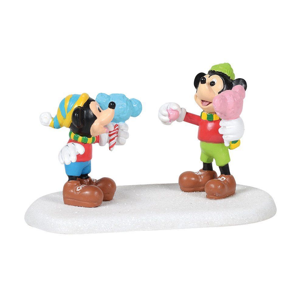 Mickey Mouse en Goofy in winterkleding, met een suikerspin in hun hand, staan op een besneeuwde ondergrond.