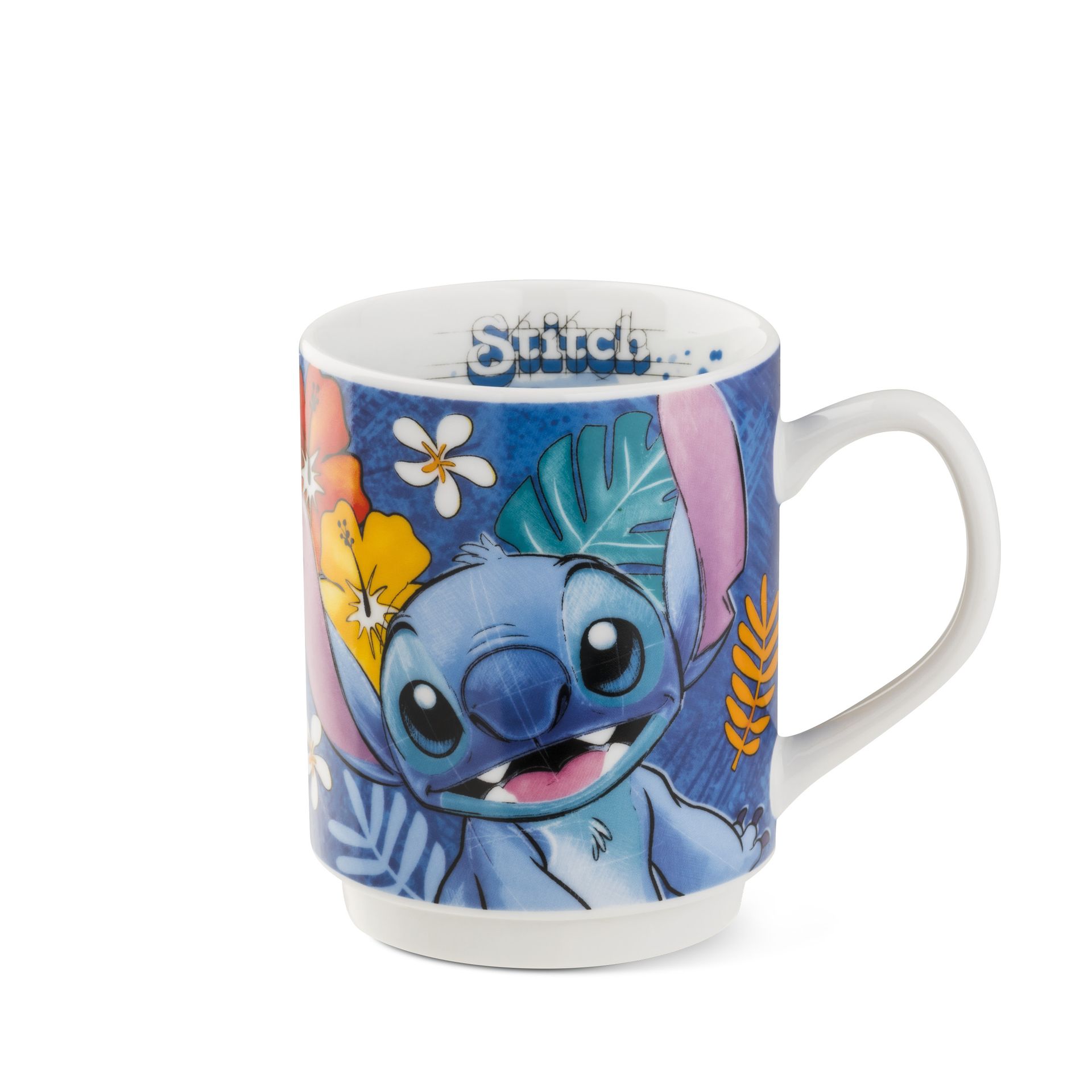 Een Stitch-mok met een blauw buitenaards figuurtje, omringd door tropische bloemen en bladeren, op een witte achtergrond.