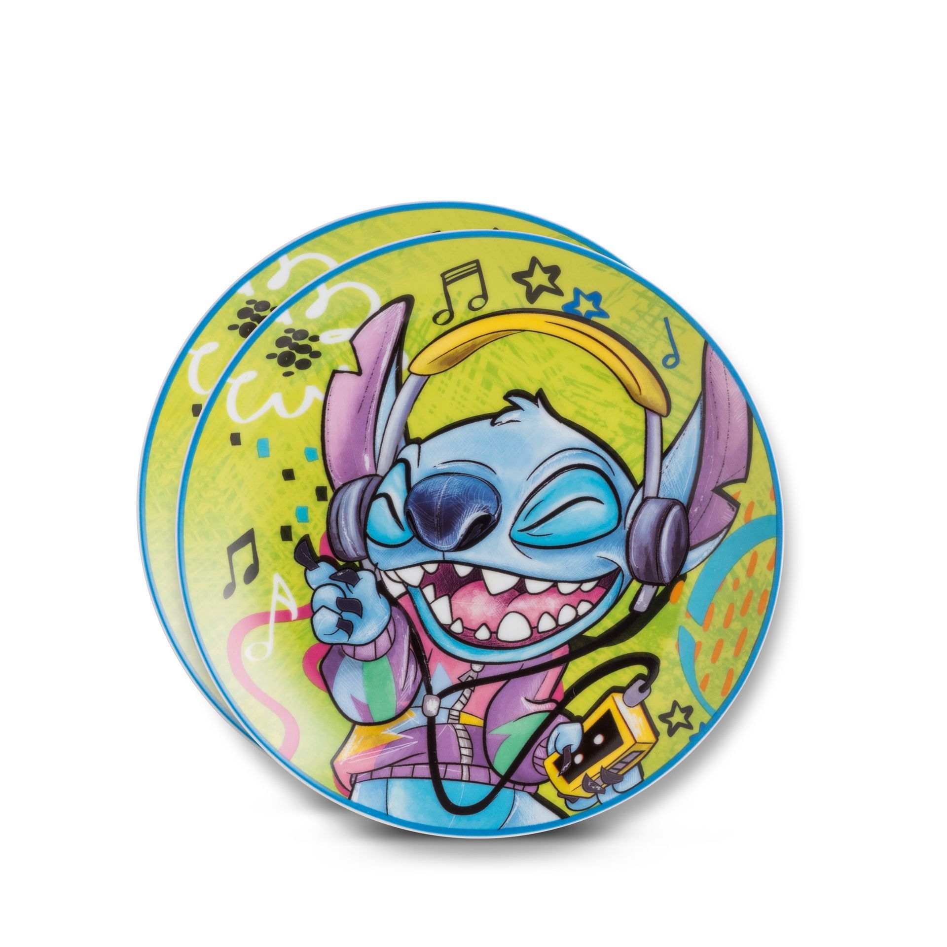 Stitch luistert naar muziek met een koptelefoon op, zittend op een felgroen bord, met muzieknoten op de achtergrond.