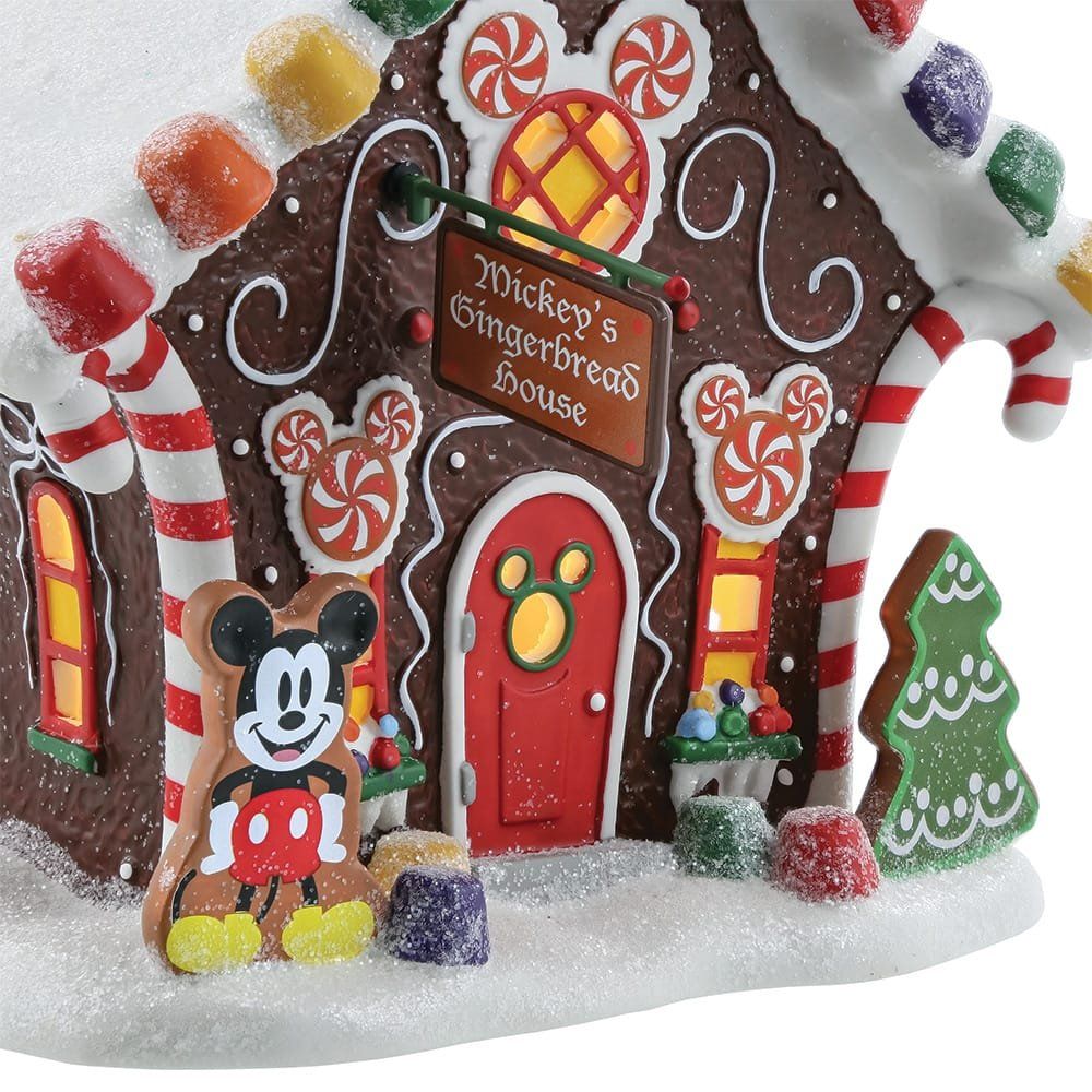 Peperkoekhuisje met Mickey Mouse-versieringen en een Mickey Mouse-koekje.