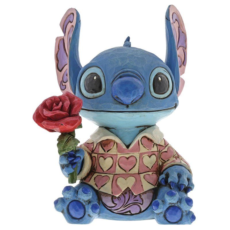 Een figuurtje van Blue Stitch met een rode roos in haar hand en een shirt met hartjesmotief.