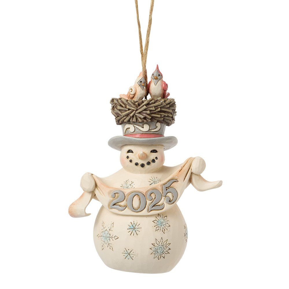 Een sneeuwpop als ornament met een vogelnest op zijn hoofd, die een spandoek vasthoudt met