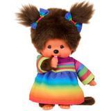 Monchhichi-pop met bruine vacht, gekleed in een regenboogjurk, die een vinger naar haar mond brengt.