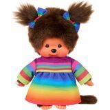 Een Monchhichi-pop met een regenboogkleurige jurk en haar versierd met blauwe strikjes.