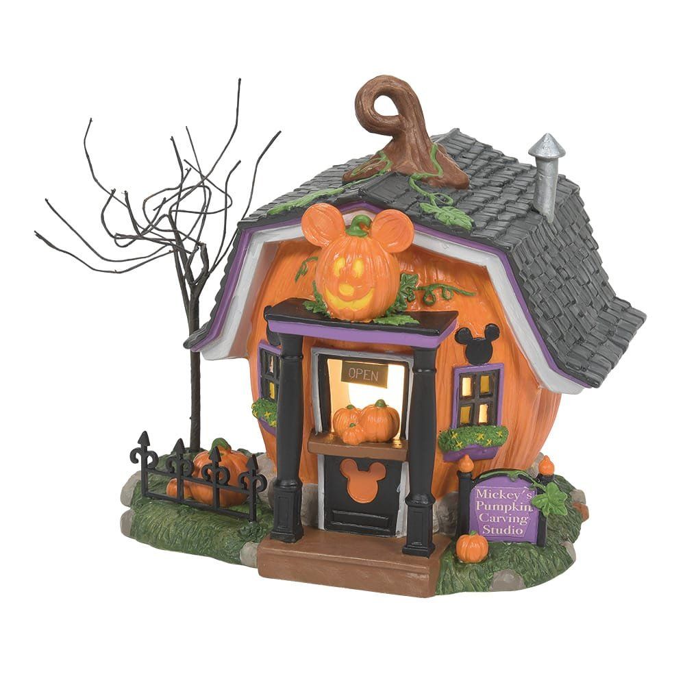 Een miniatuurhuisje met Halloween-thema, versierd met Mickey Mouse-pompoenen en uitgevoerd in oranje en paars.