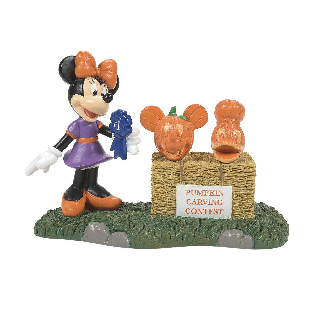 Minnie Mouse houdt een blauw lint vast terwijl ze pompoenversieringen beoordeelt in een wedstrijd.