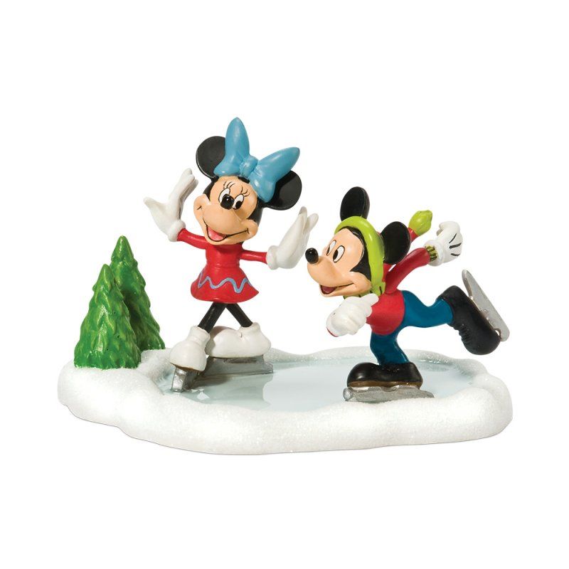 Mickey en Minnie Mouse schaatsen op een besneeuwde ijsbaan. Mickey draagt een groene hoed. Minnie heeft een blauwe strik in haar haar.