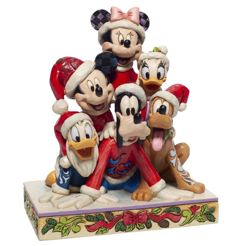 Disneyfiguren in kerstkleding: Mickey, Minnie, Donald, Daisy, Goofy en Pluto.