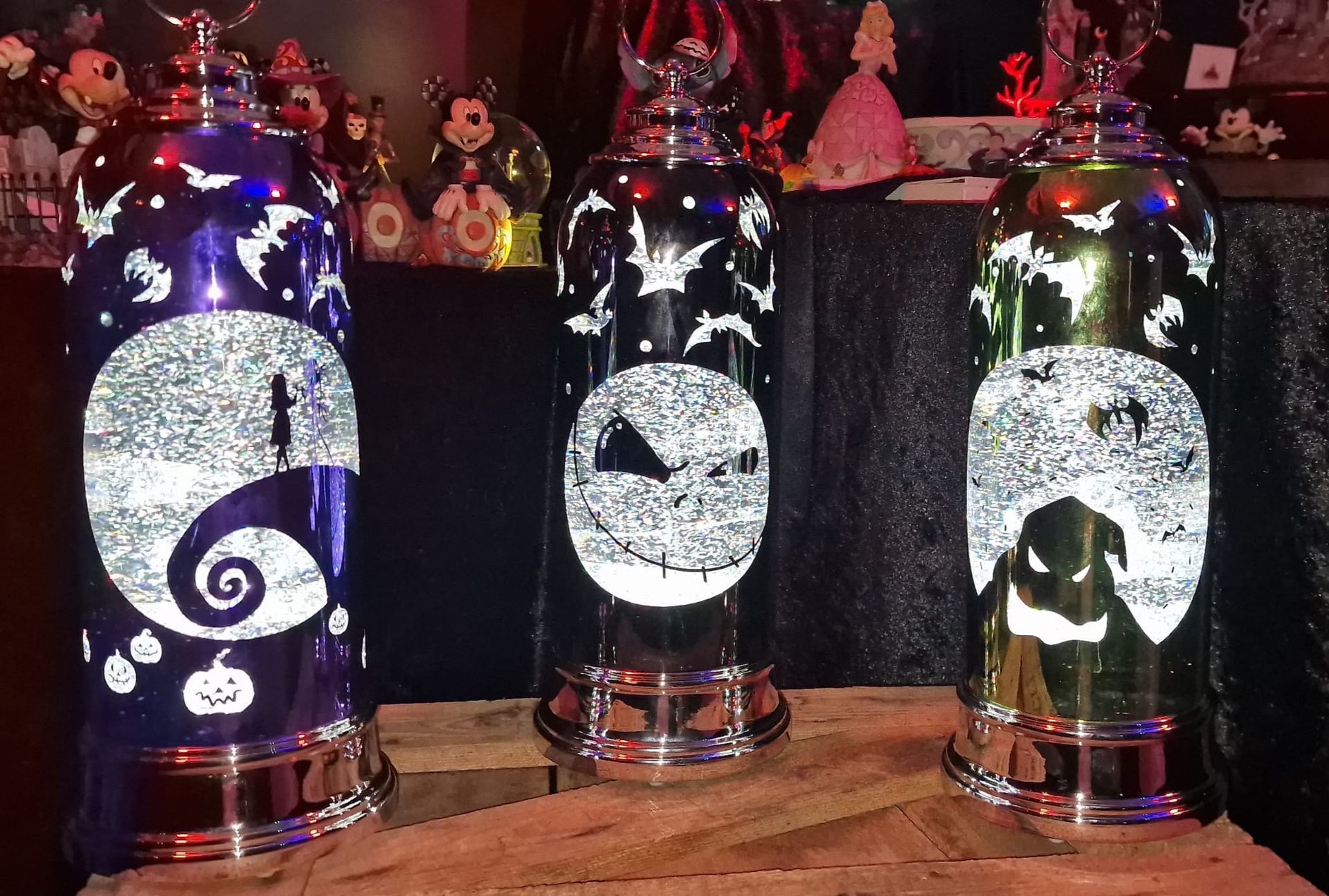 Drie verlichte lantaarns met een Nightmare Before Christmas-thema. Elk is versierd met een afbeelding van Jack Skellington.