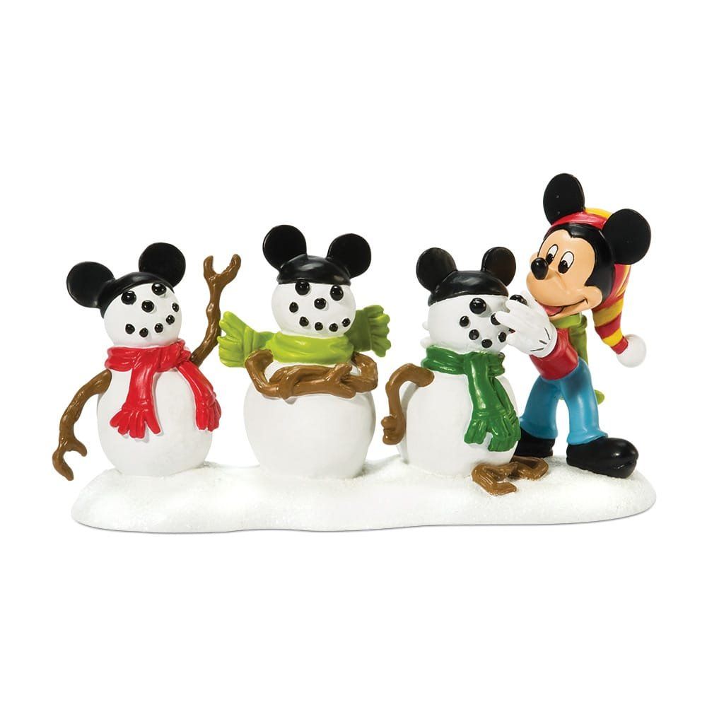 Mickey Mouse bouwt sneeuwpoppen met zwarte muizenoren, sjaals en stokarmen; de grond is bedekt met sneeuw.