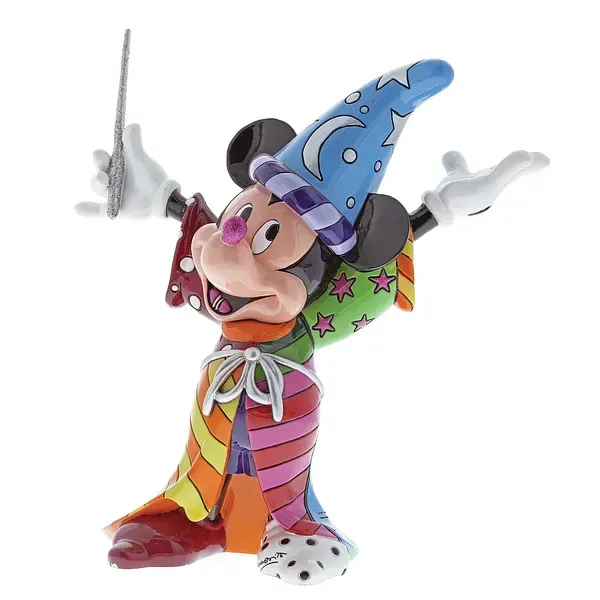 Een beeld van Mickey Mouse als tovenaarsleerling, met een kleurrijke mantel, een met sterren versierde cape en een opgeheven toverstaf, vol fantasie.