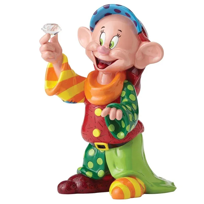 Het standbeeld van Dopey uit Sneeuwwitje, met een diamant in zijn hand, kleurrijke kleren aan en een glimlach op zijn gezicht.