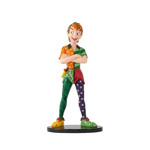 Een Peter Pan-figuurtje in een kleurrijk, met lappen bedekt pak, met de armen over elkaar, op een zwarte sokkel.
