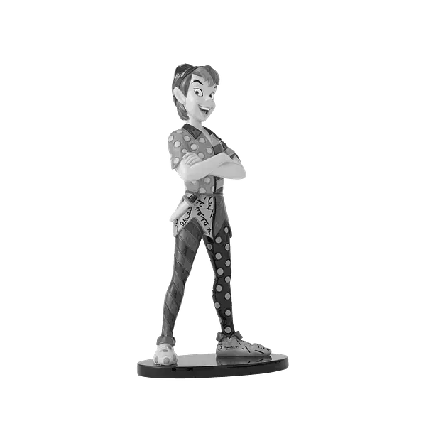Een Peter Pan-figuurtje met de armen over elkaar, gekleed in een shirt met stippen en een panty met patroon, staand op een sokkel.