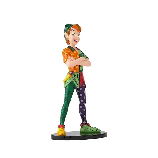 Peter Pan-figuurtje, kleurrijke outfit, armen over elkaar, lachend.
