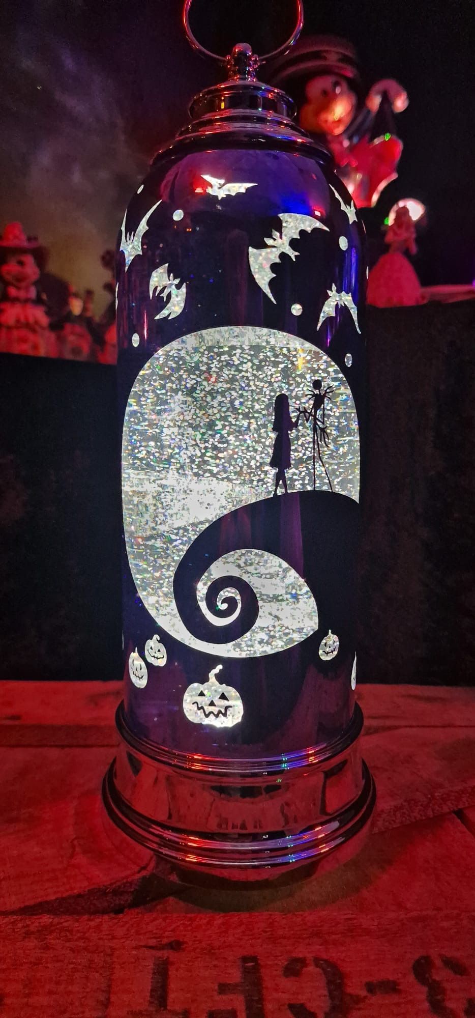 Drie verlichte lantaarns met een Nightmare Before Christmas-thema. Elk is versierd met een afbeelding van Jack Skellington.