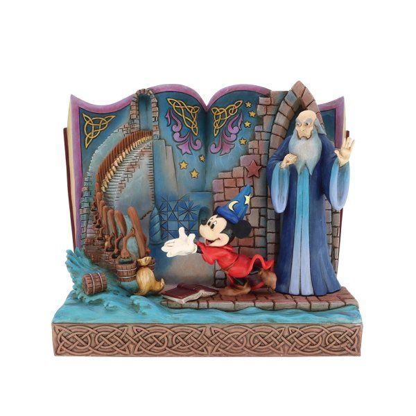 Mickey Mouse als tovenaarsleerling reikt naar Merlijn, beide in een diorama.