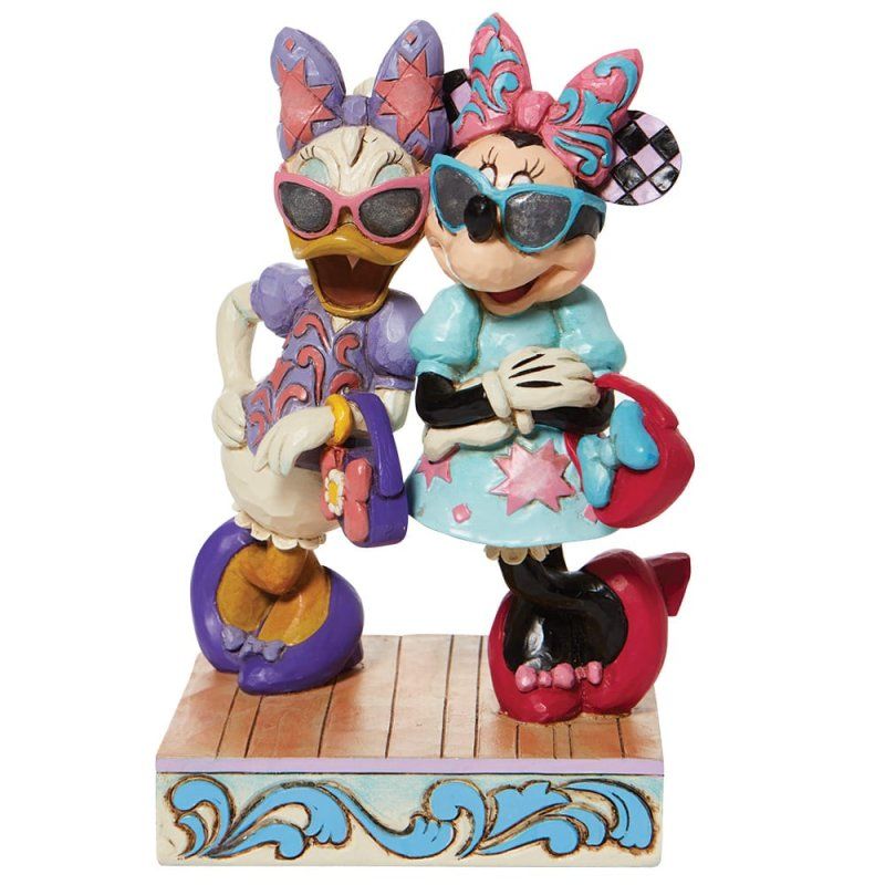 Figuurtje van Daisy Duck en Minnie Mouse met zonnebrillen op, die elkaar omarmen en op een podium staan, kleurrijk.
