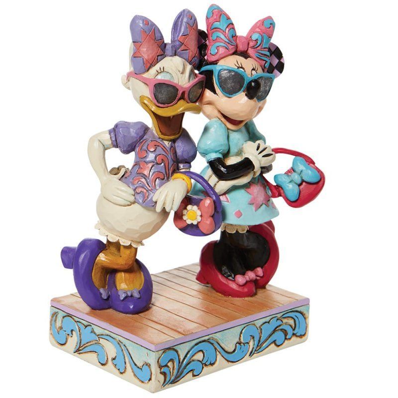Figuurtje van Daisy Duck en Minnie Mouse met zonnebrillen op, die elkaar omarmen en op een podium staan, kleurrijk.