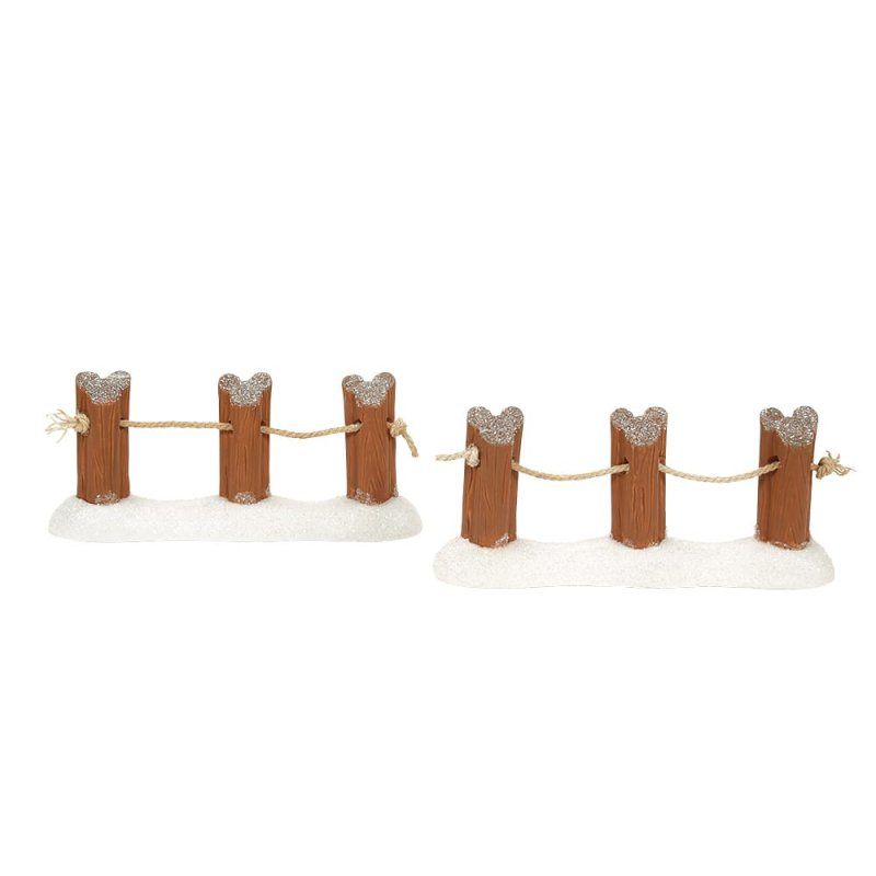 Twee miniatuur houten hekjes met sneeuw en touw.