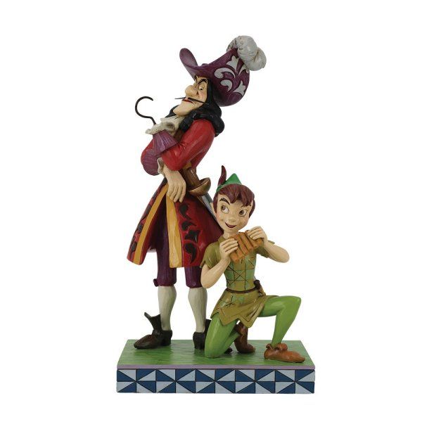 Figuur van Kapitein Haak en Peter Pan. Kapitein Haak staat rechtop, terwijl Peter Pan knielt en fluit speelt op een sokkel.