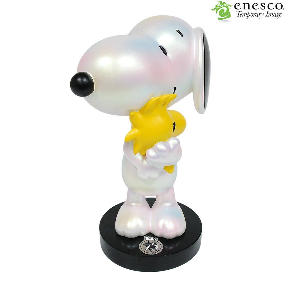 Snoopy en Woodstock beeldje met parelmoereffect op een zwarte voet. Snoopy's hoofd is naar Woodstock toe gekanteld.