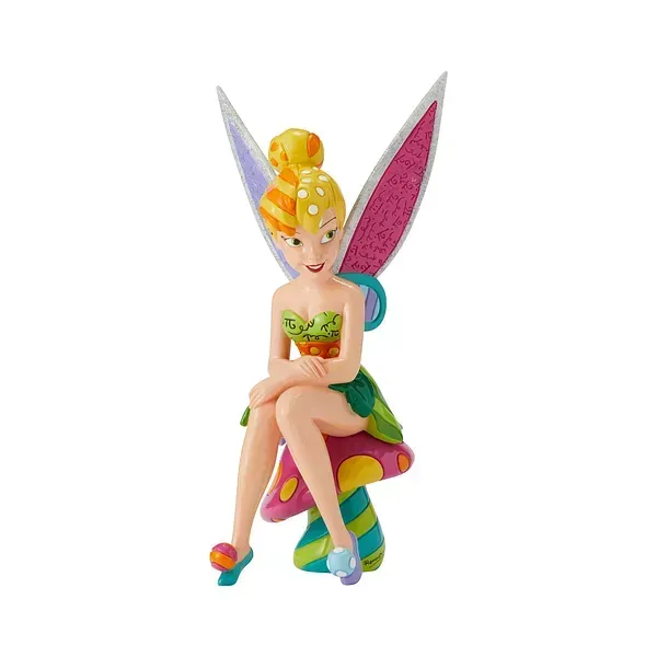 Een Tinkerbell-feeënfiguurtje dat op een paddenstoel zit. Ze heeft geel haar, een groene jurk en kleurrijke vleugels.