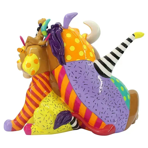 Speelse, kleurrijke keramische sculptuur van een koe; een lappendeken van patronen in oranje, geel, paars, zwart en wit.